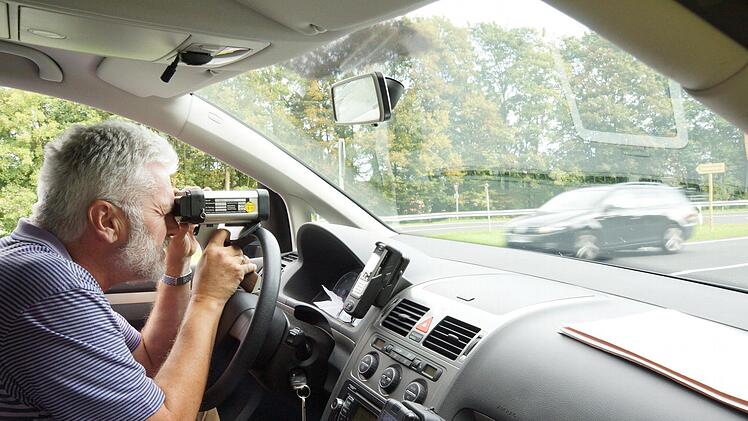 Polizeihauptkommissar Georg Schilling misst das Tempo an der Wittershäuser Kreuzung. (Foto: Arkadius Guzy)