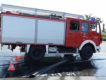 Beim Bremsen auf feuchtem Untergrund verhält sich ein Löschfahrzeug nicht immer so wie erwartet. Foto: Matthias Schuhbäck