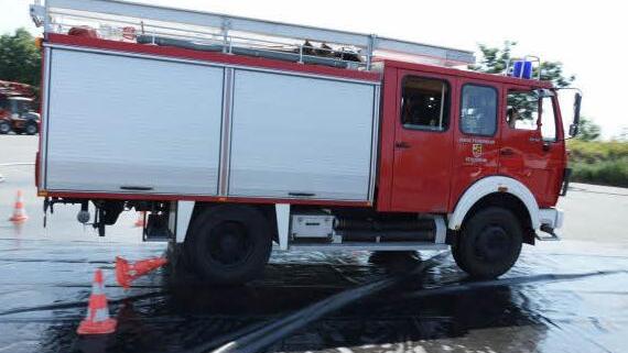 Beim Bremsen auf feuchtem Untergrund verhält sich ein Löschfahrzeug nicht immer so wie erwartet. Foto: Matthias Schuhbäck
