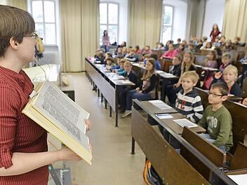 Ein Buch und lauter fragende Gesichter. Professorin Andrea Schindler gibt seit Jahren Vorlesungen bei der Kinder-Uni.  Foto: Archiv/Ronald Rinklef