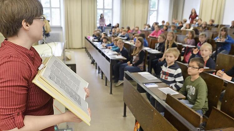 Ein Buch und lauter fragende Gesichter. Professorin Andrea Schindler gibt seit Jahren Vorlesungen bei der Kinder-Uni.  Foto: Archiv/Ronald Rinklef