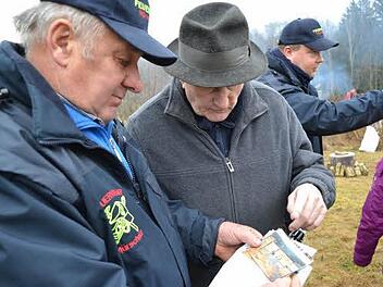 Werner Langbein (rechts) aus Meilschnitz und Hans Schindhelm aus Mürschnitz kennen sich schon seit den Zeiten des Grenzzauns. Fotos: Gabi Bertram