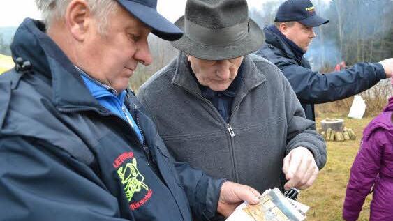 Werner Langbein (rechts) aus Meilschnitz und Hans Schindhelm aus Mürschnitz kennen sich schon seit den Zeiten des Grenzzauns. Fotos: Gabi Bertram