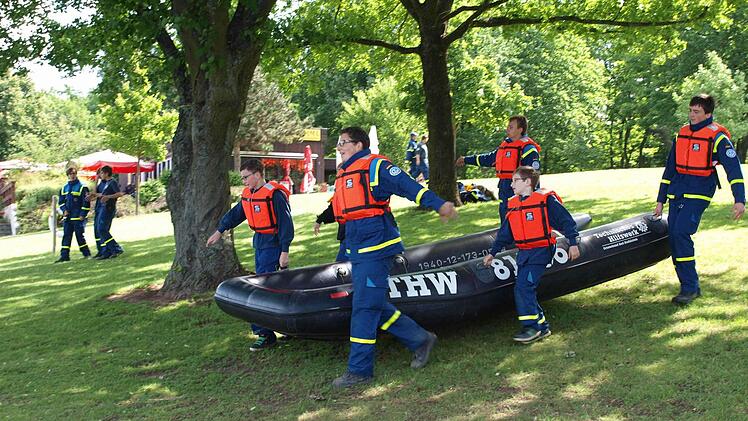 Ein Schlauchboot wird zum Wasser getragen. Foto: André Liepold