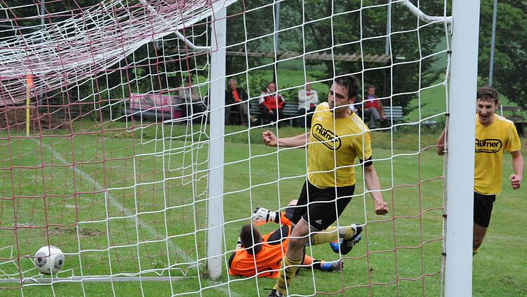 Auf dem Weg in die Bezirksliga-Relegation: Lorenz Heim erzielt den ersten Treffer für den FC Thulba. Foto: Hopf