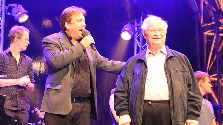 Moderator Matthias Brodowy (links) verabschiedet sich nach einem langen Liederabend von Ado Schlier, dem "Vater der Songs". Foto: Matthias Einwag