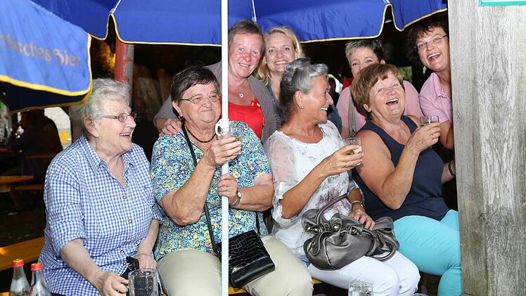 Mit der richtigen Haltung, einem einigermaßen trockenen Plätzchen und gut gelaunten Sitznachbarn harrten die Gäste beim Sommerfest in Effeltrich tapfer aus. Foto: Franz Galster