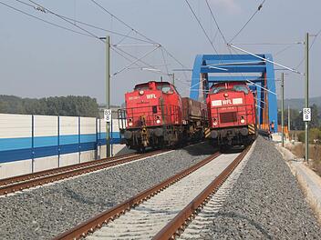 Zwei von Dieselloks gezogene Güterzüge mit jeweils 1200 Tonnen Gewicht fahren gemeinsam über die Mainbrücke. Foto: Matthias Einwag