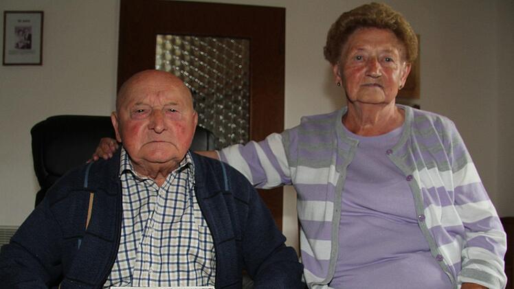Erich Buß ist 85 Jahre geworden. Auch an seinem Jubeltag drehte sich alles um Fußball und um seine Liebe zum runden Leder. Mit im Bild Ehefrau Alma Foto: Sonny Adam
