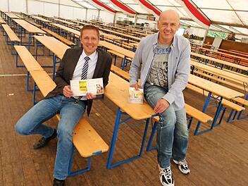 Noch ist das Zelt leer. Marco Steiner (links) und Ralph Bilek (rechts) erwarten jedoch für jeden Tag ein volles Haus.  Foto: Lothar Weidner