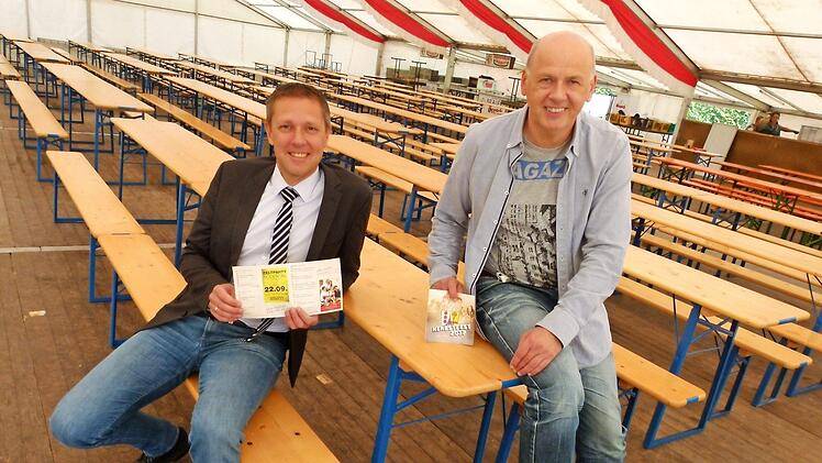 Noch ist das Zelt leer. Marco Steiner (links) und Ralph Bilek (rechts) erwarten jedoch für jeden Tag ein volles Haus.  Foto: Lothar Weidner