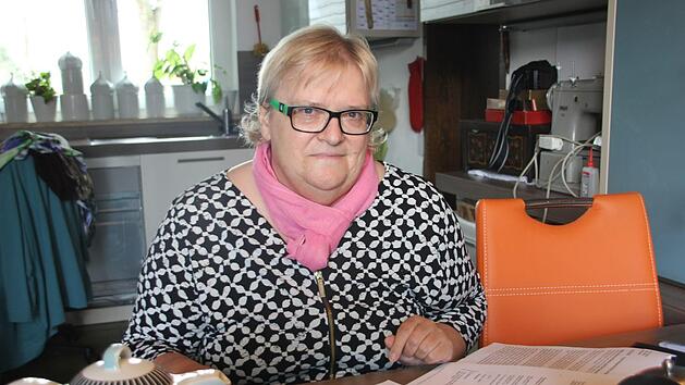 Wegen ihrer schwierigen finanziellen Situation hat Christel Fehn-Maisel einen Hilferuf  abgesetzt. In ihrem Haus in  Kleintettau liest sie nun die  Antworten der Politik. Foto: Andreas Schmitt