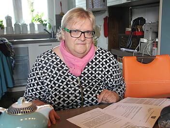 Wegen ihrer schwierigen finanziellen Situation hat Christel Fehn-Maisel einen Hilferuf  abgesetzt. In ihrem Haus in  Kleintettau liest sie nun die  Antworten der Politik. Foto: Andreas Schmitt