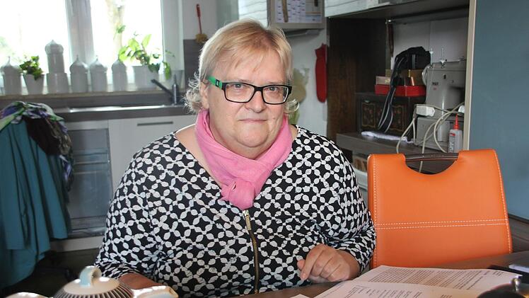 Wegen ihrer schwierigen finanziellen Situation hat Christel Fehn-Maisel einen Hilferuf  abgesetzt. In ihrem Haus in  Kleintettau liest sie nun die  Antworten der Politik. Foto: Andreas Schmitt