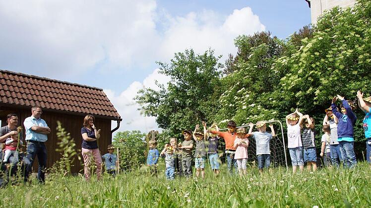 Lauter kleine Bienen-Experten bereicherten auch mit einem Tanz den Wildbienen-Aktionstag im Kindergarten Prölsdorf.Sabine Weinbeer