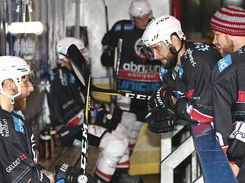 Gute Stimmung auf der Bank: Können die Haßfurter Jakub Sramek, Michal Babkovic und Timo Jung (von links) auch nach dem Auswärtswochenende mit den Partien in Trostberg und Bad Aibling noch lachen?   Foto: Ralf Naumann