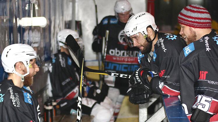 Gute Stimmung auf der Bank: Können die Haßfurter Jakub Sramek, Michal Babkovic und Timo Jung (von links) auch nach dem Auswärtswochenende mit den Partien in Trostberg und Bad Aibling noch lachen?   Foto: Ralf Naumann