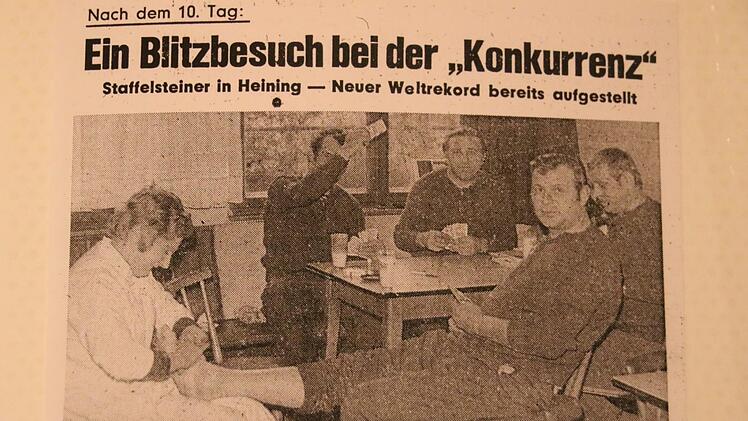 Ein Zeitungsbild aus dem Jahr 1971 beweist: Den Kartern wurden wirklich die Füße massiert. Matthias Einwag