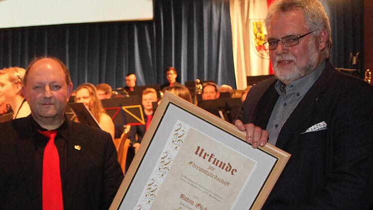 Der Vorsitzende des Musikvereins Marktleugast, Georg Purucker (rechts), ernannte Anton Gick wegen seiner Loyalität zum Musikverein zum Ehrenmitglied.Sonny Adam