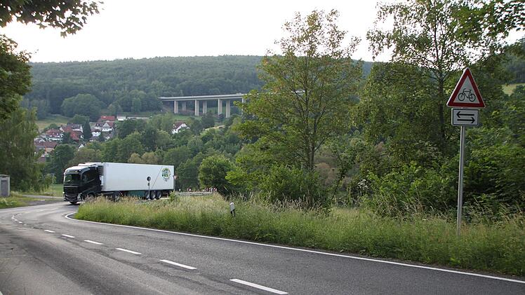 Manche Bürger schlagen Schilder vor, die auf Radfahrer hinweisen. Die stehen längst, Einheimische nehmen sie aber kaum wahr. Foto: Ulrike Müller