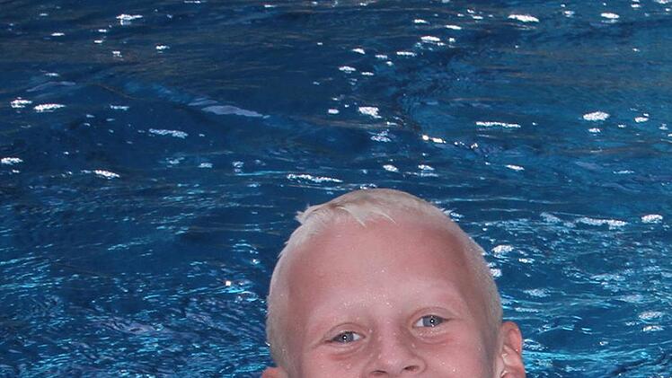 Er strahlt: Der Zehnj&auml;hrige hat die Kletterwand geschafft und ist im Wasser abgetaucht.