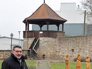 Georg Zipfel vor dem Pulverturm im Stadtgarten, der samt Stadtmauer in den historischen Stadtrundgang Eingang finden wird.  Fotos: Evi Seeger