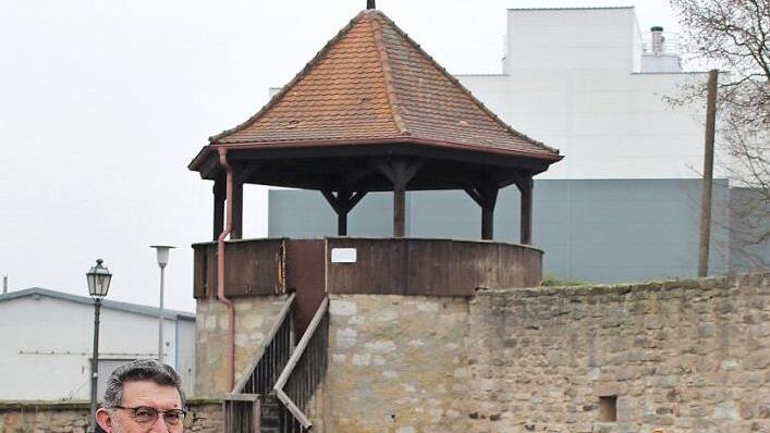 Georg Zipfel vor dem Pulverturm im Stadtgarten, der samt Stadtmauer in den historischen Stadtrundgang Eingang finden wird.  Fotos: Evi Seeger