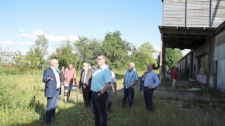 Der jüngsten Stadtratssitzung ging eine Besichtigung des Jägergrundstücks voraus. Im nicht öffentlichen Teil vergaben die Kommunalpolitiker später die Abrissarbeiten.  Foto: Thomas Malz