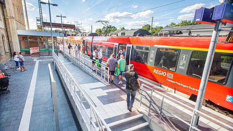 Gleis 1 wird schon fleißig durch die Bahnkunden genutzt. Von dem erhöhten Gleis aus (durch Treppe und Rampe zugänglich) kann man jetzt fast ebenerdig in den Regionalexpress einsteigen. René Ruprecht