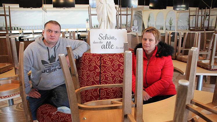 Da ist zurzeit niemand - außer Jürgen und Nadja Schorn vom Bowlingcenter Schorn. Den beiden sind aufgrund der Schließung alle Einnahmen weggebrochen.  Fotos: Stephan Stöckel