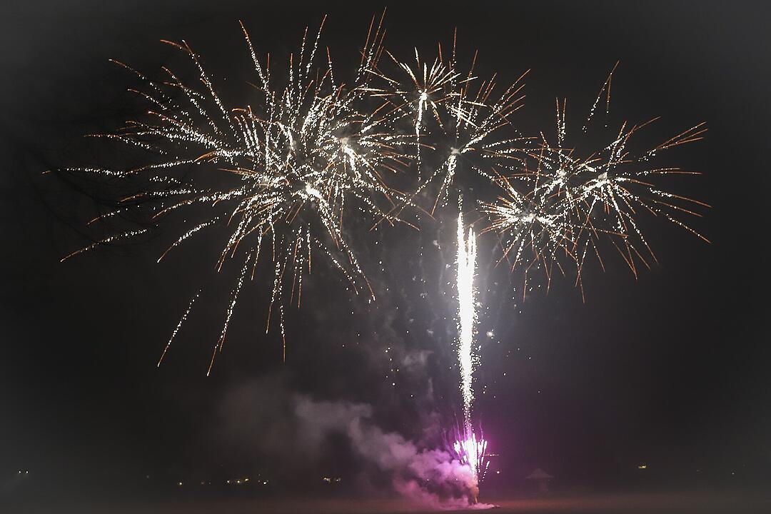 Es wurde in das Jahr 2025 gefeiert.