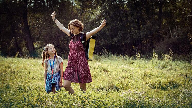 In "22 Bahnen" (2025) verkörpert Luna Wedler (rechts) eine junge Frau, die in einer Kleinstadt feststeckt.