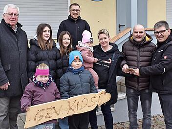 CSU-Ortsverbandsvorsitzender Markus P&uuml;lz &uuml;berreicht das Spendengeld an den Vorsitzenden des Gefl&uuml;gelzuchtvereins, Markus Schreiber und an Jugendleiterin Nicole Matuschek (vorne v. r.) im Beisein einiger Mitglieder des Gefl&uuml;gelzuchtvereins sowie Er...
