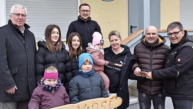 CSU-Ortsverbandsvorsitzender Markus Pülz überreicht das Spendengeld an den Vorsitzenden des Geflügelzuchtvereins, Markus Schreiber und an Jugendleiterin Nicole Matuschek (vorne v. r.) im Beisein einiger Mitglieder des Geflügelzuchtvereins sowie Er...