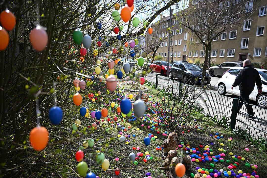 Vor Ostern in Berlin - Stra&szlig;e ist mit tausenden Eiern dekoriert