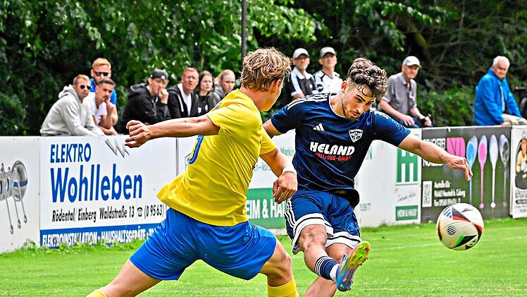 M&ouml;nchr&ouml;dens Luca Schreiber zieht ab. Nach zwei Spielen steht erst ein Treffer auf dem TSV-Konto.Hagen Lehmann