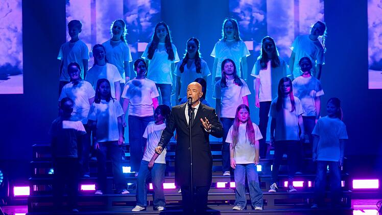 Der Graf singt mit dem Kinder- und Jugendchor "Lucky Kids".