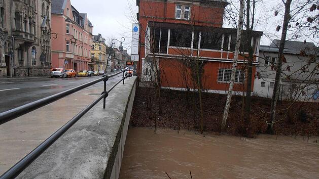 Die braune Br&uuml;he in der Itz steigt und steigt. Hierein Blick von der Coburger Mohrenbr&uuml;cke zur Mittagszeit gegen 13 Uhr.Fotos: Jochen Berger