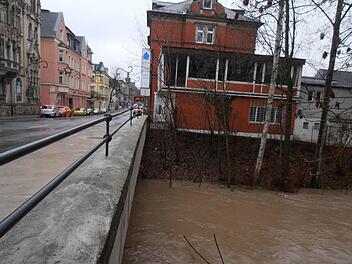Die braune Brühe in der Itz steigt und steigt. Hierein Blick von der Coburger Mohrenbrücke zur Mittagszeit gegen 13 Uhr.Fotos: Jochen Berger