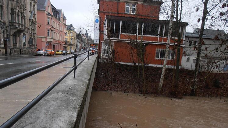 Die braune Brühe in der Itz steigt und steigt. Hierein Blick von der Coburger Mohrenbrücke zur Mittagszeit gegen 13 Uhr.Fotos: Jochen Berger