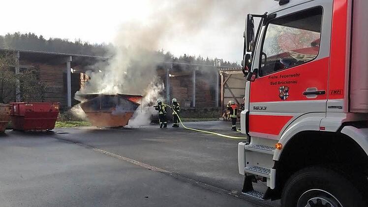 Unter Einsatz von Atemschutz löschten Einsatzkräfte der Feuerwehr den brennende Container neben einer Schreinerei im Gewerbegebiet Buchrasen.  Foto: Feuerwehr Bad Brückenau/Sven Wiesner