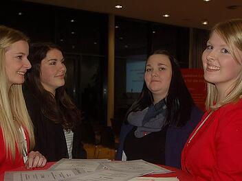 So sehen Siegerinnen aus! Lisa Bauer, Sarah Dummert, Annalena Köstner und Amelie Schillig (von links) vertrauten beim fiktiven Zocken an der Börse aber mehr ihrem Gefühl - und holten damit am Ende den regionalen Sieg an die Staatliche Realschule nach Neustadt. Foto: Gabi Arnold