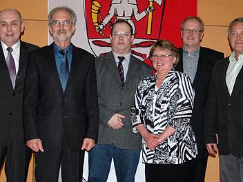 Sie scheiden aus dem Wildfleckener Gemeinderat aus und wurden für ihre langjährigen Verdienste um die Marktgemeinde geehrt: (von links) Bürgermeister Alfred Schrenk, Thomas Helfrich, Heiko Fuchs, Doris Neisser, Oswald Müller und Steffen Hampel.  Foto: Sebastian Schmitt-Mathea