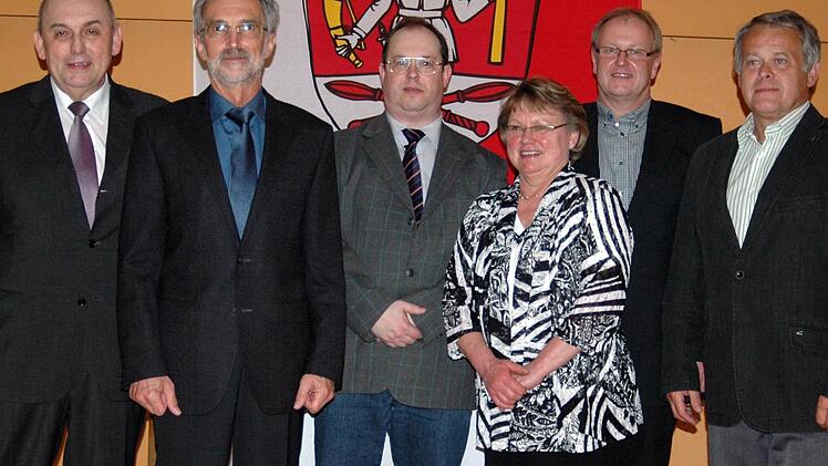 Sie scheiden aus dem Wildfleckener Gemeinderat aus und wurden für ihre langjährigen Verdienste um die Marktgemeinde geehrt: (von links) Bürgermeister Alfred Schrenk, Thomas Helfrich, Heiko Fuchs, Doris Neisser, Oswald Müller und Steffen Hampel.  Foto: Sebastian Schmitt-Mathea