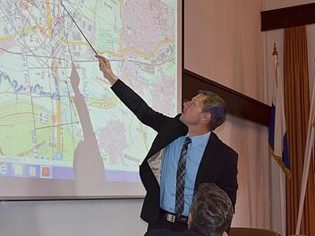Bürgermeister Marco Steiner erklärt, wo die Stadt Probleme mit dem Bau der 380-kV-Leitung sieht. Foto: Rainer Lutz