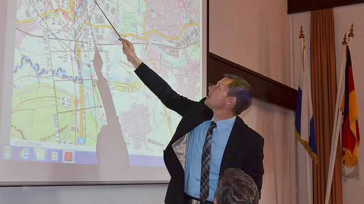 Bürgermeister Marco Steiner erklärt, wo die Stadt Probleme mit dem Bau der 380-kV-Leitung sieht. Foto: Rainer Lutz