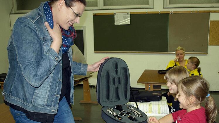 Monika (rechts freut sich zusammen mit Lea (Mitte) über ihre neue Klarinette, die ihr von Kati Schubert überreicht wird. Foto: Susanne Deuerling
