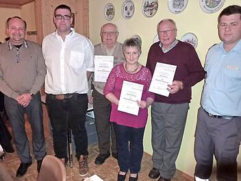 Auszeichnungen bei der BRK-Bereitschaft Stockheim (von links): Dritter Bürgermeister Jörg Roth, BRK-Bereitschaftsleiter Michael Eidloth, Leonhard Kürzinger, Edeltraud Wachter, Willi Haderlein sowie Ehrenamtsmanager Ralf Schmidt. Foto: Gerd Fleischmann