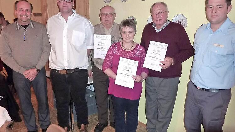 Auszeichnungen bei der BRK-Bereitschaft Stockheim (von links): Dritter Bürgermeister Jörg Roth, BRK-Bereitschaftsleiter Michael Eidloth, Leonhard Kürzinger, Edeltraud Wachter, Willi Haderlein sowie Ehrenamtsmanager Ralf Schmidt. Foto: Gerd Fleischmann