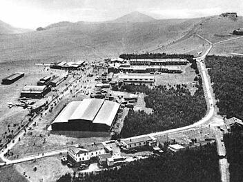 Diese historische Postkarte zeigt die Wasserkuppe mit Fliegerlager, Göringhalle, Fliegerschule, Berggasthof und Hotel Deutscher Flieger, vermutlich in den 1930er Jahren. Foto: Archiv Günter Sagan